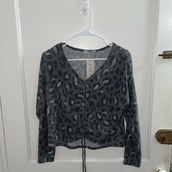 NWT Women’s Grey Leopard Print Drawstring Cropped Sweater - Picture 3 of 6
